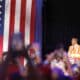 Elcandidato presidencial republicano, el expresidente Donald Trump, entra durante un evento de campaña en el Resch Center en Green Bay, Wisconsin, EE. UU., el 30 de octubre de 2024. EFE//JEFFERY PHELPS