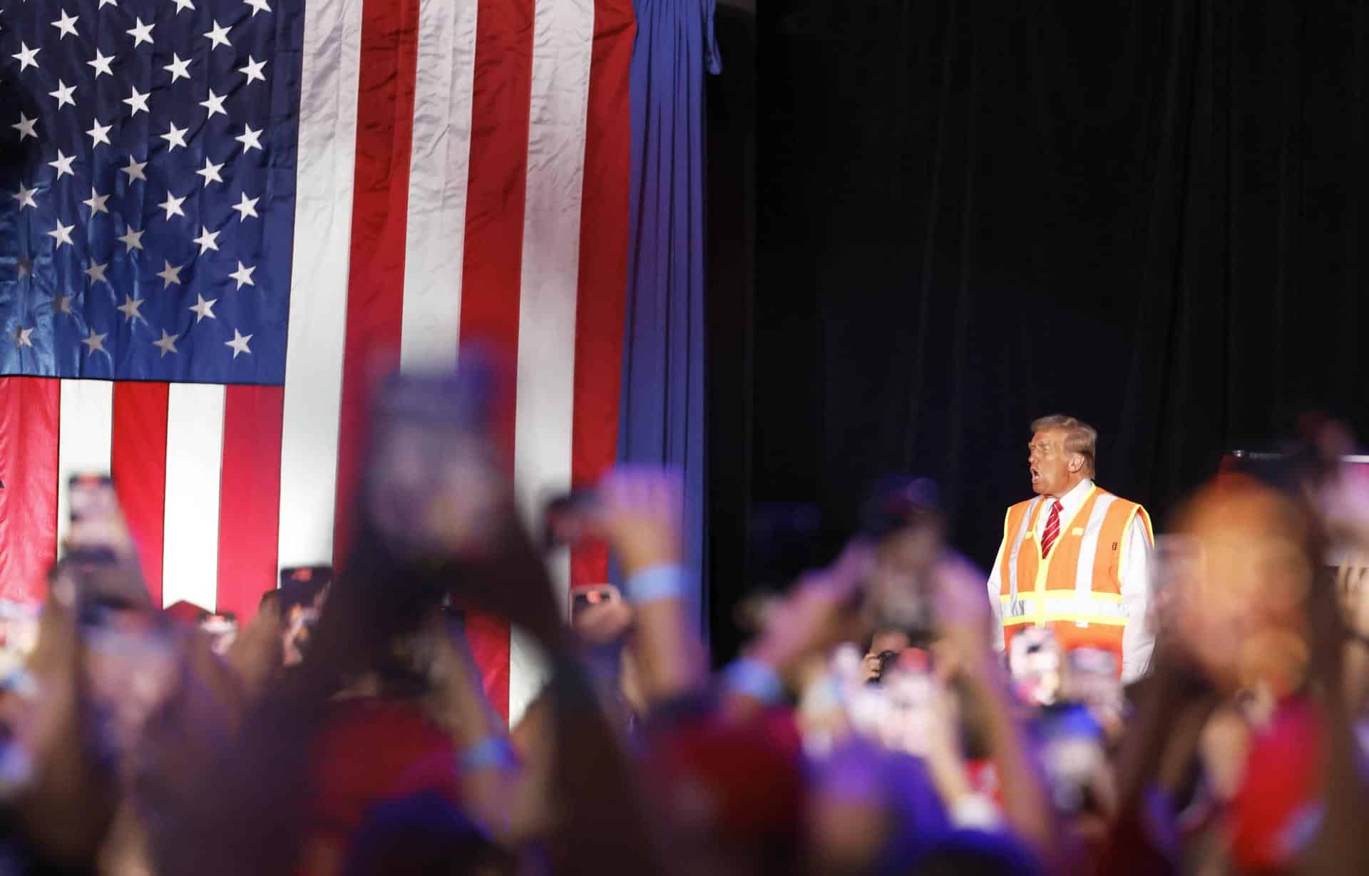 Elcandidato presidencial republicano, el expresidente Donald Trump, entra durante un evento de campaña en el Resch Center en Green Bay, Wisconsin, EE. UU., el 30 de octubre de 2024. EFE//JEFFERY PHELPS