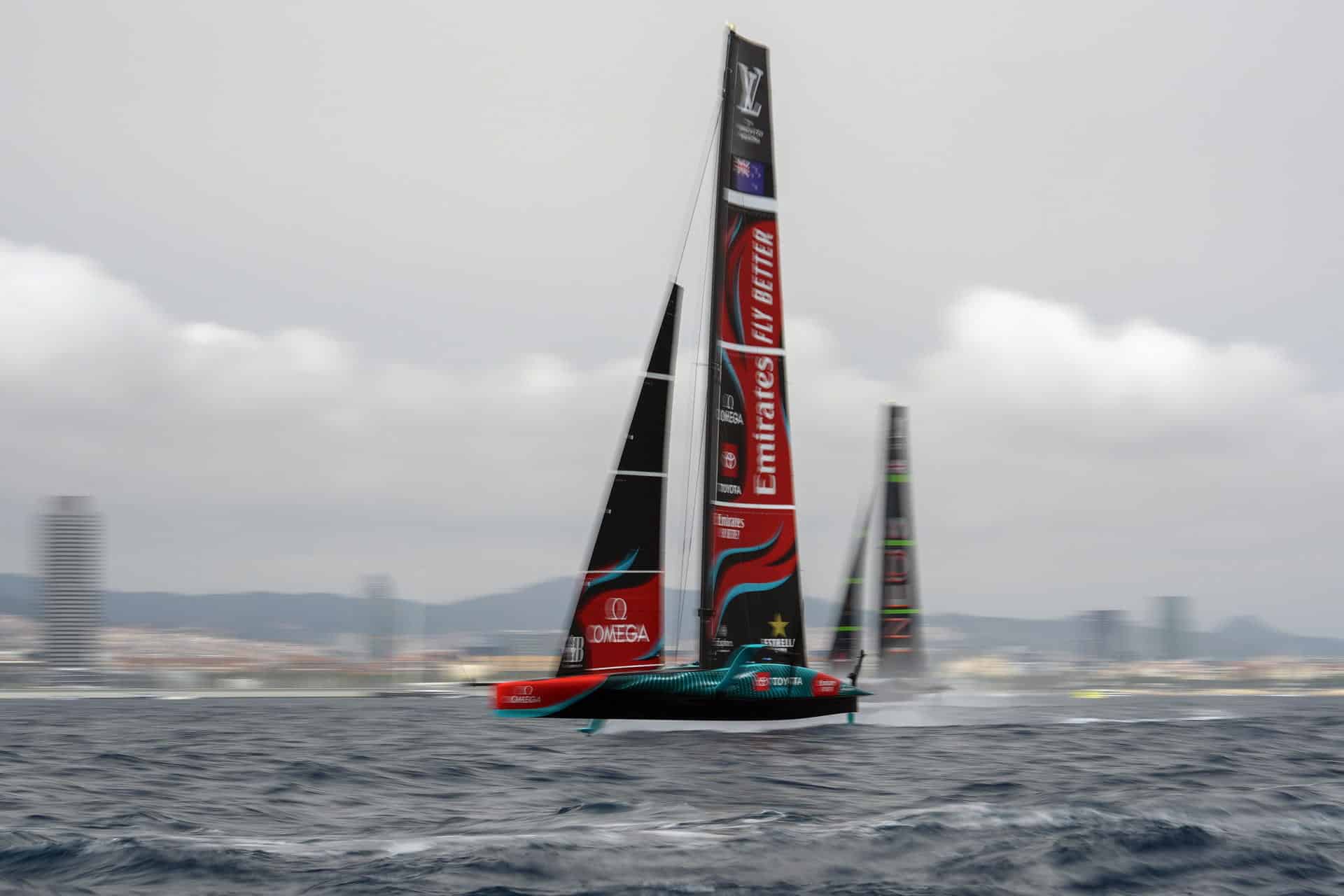 El velero Emirates Team New Zealand (NZL), defensor del título de la Copa del América, durante la cuarta regata, aplazada en la jornada del domingo, contra el desafiante INEOS Britannia. EFE/Siu Wu