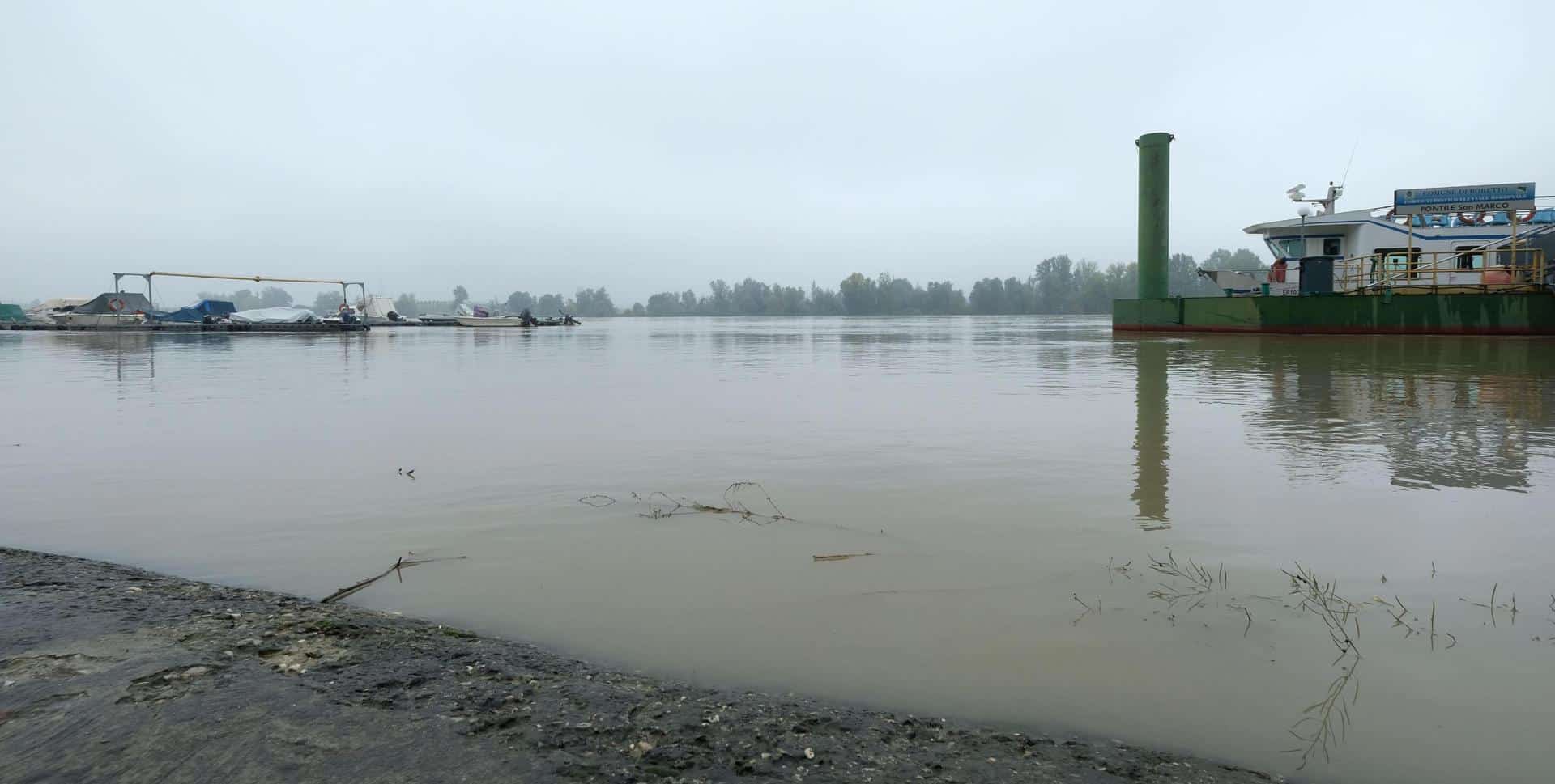 Fotografía de archivo de una vista general que muestra la inundación del río Po en el puerto de Boretto, provincia de Reggio, en el norte de Italia. EFE/EPA/ELISABETTA BARACCHI