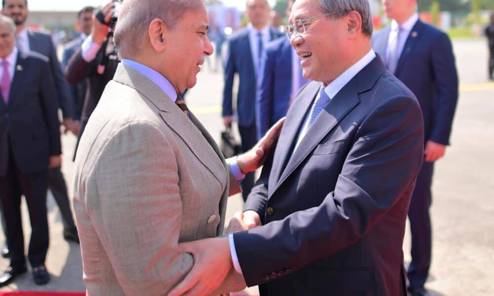 Una fotografía proporcionada por el Departamento de Información de Prensa de Pakistán muestra al Primer Ministro paquistaní, Shehbaz Sharif (izq.), estrechando la mano del Primer Ministro chino, Li Qiang, cuando llegó para asistir a la cumbre de la Organización de Cooperación de Shanghai (OCS) en Islamabad, Pakistán, el 14 de octubre de 2024. Las autoridades paquistaníes han movilizado a la policía y al personal paramilitar para garantizar la seguridad de los aproximadamente 900 delegados que asistirán a la 23ª cumbre de la OCS del 15 al 16 de octubre, entre los que se incluyen representantes de China, Rusia, India y varios países de Asia Central, así como el vicepresidente de Irán y el ministro de Asuntos Exteriores de la India. La cumbre tiene como objetivo mejorar la cooperación regional en materia de seguridad, desarrollo económico e intercambios culturales entre los Estados miembros. (Rusia) EFE/EPA/PID FOLLETO FOLLETO SOLO PARA USO EDITORIAL/NO SE VENDE