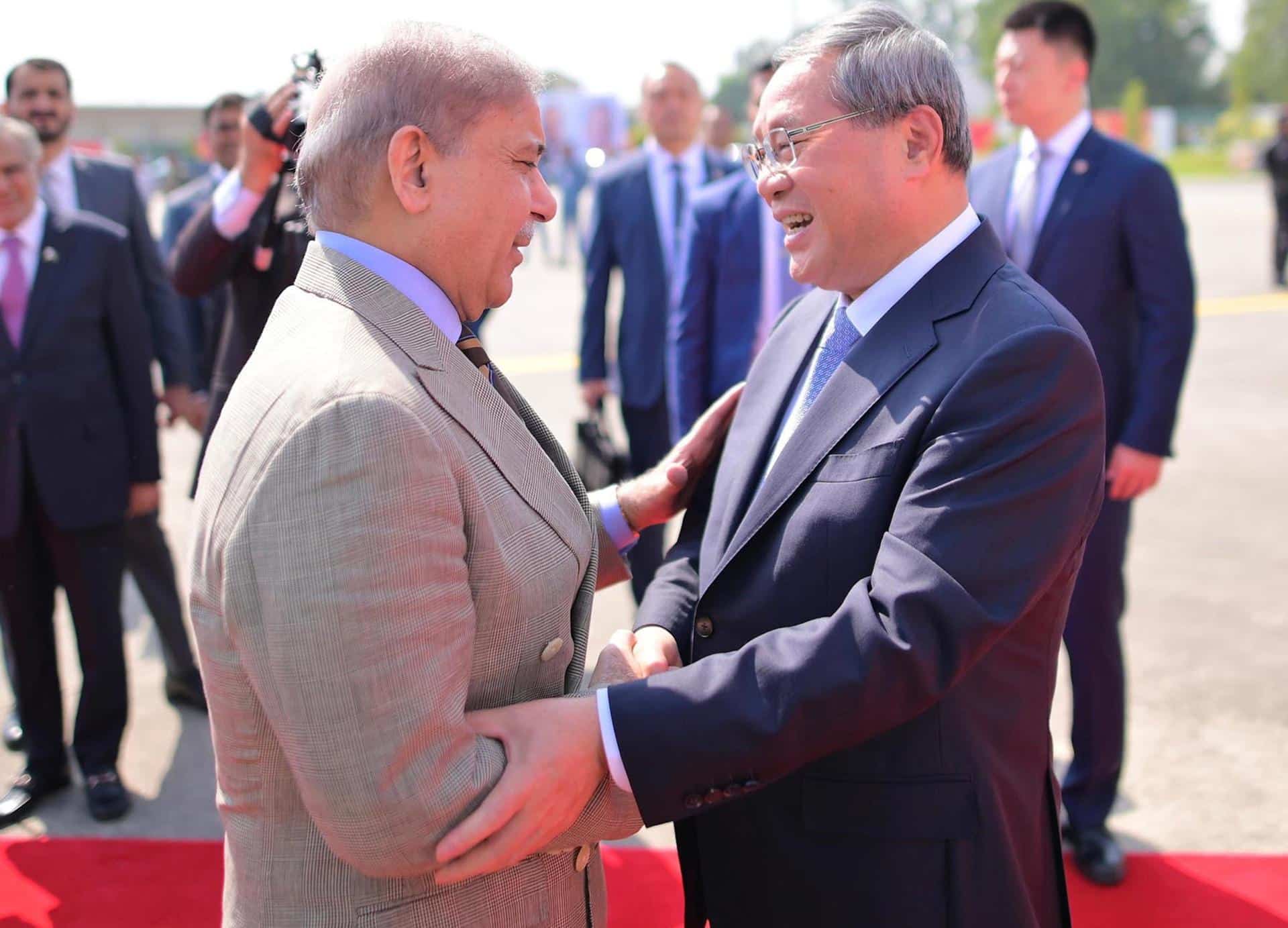 Una fotografía proporcionada por el Departamento de Información de Prensa de Pakistán muestra al Primer Ministro paquistaní, Shehbaz Sharif (izq.), estrechando la mano del Primer Ministro chino, Li Qiang, cuando llegó para asistir a la cumbre de la Organización de Cooperación de Shanghai (OCS) en Islamabad, Pakistán, el 14 de octubre de 2024. Las autoridades paquistaníes han movilizado a la policía y al personal paramilitar para garantizar la seguridad de los aproximadamente 900 delegados que asistirán a la 23ª cumbre de la OCS del 15 al 16 de octubre, entre los que se incluyen representantes de China, Rusia, India y varios países de Asia Central, así como el vicepresidente de Irán y el ministro de Asuntos Exteriores de la India. La cumbre tiene como objetivo mejorar la cooperación regional en materia de seguridad, desarrollo económico e intercambios culturales entre los Estados miembros. (Rusia) EFE/EPA/PID FOLLETO FOLLETO SOLO PARA USO EDITORIAL/NO SE VENDE