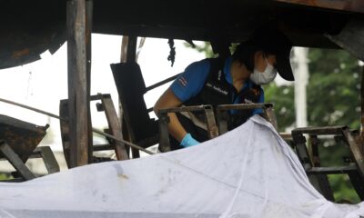 Un policía en el autobús incendiado donde murieron una veintena de escolares y tres profesores en Bangkok.
EFE/EPA/NARONG SANGNAK