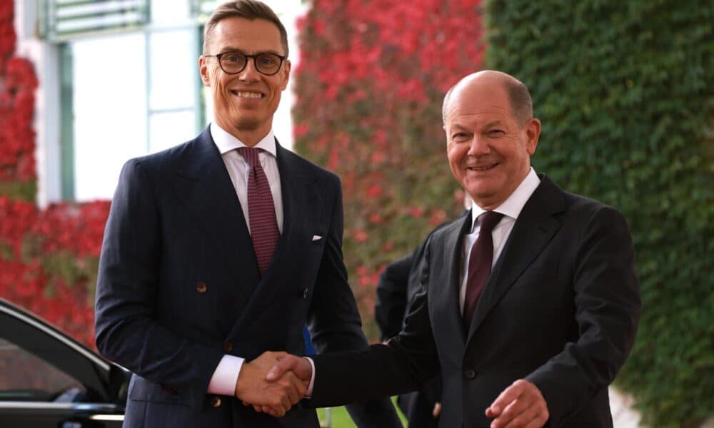 El canciller alemán Olaf Scholz (dcha.) recibe al presidente finlandés Alexander Stubb (izq.) frente a la Cancillería en Berlín, Alemania, el 22 de octubre de 2024. El presidente de Finlandia, Stubb, está de visita en Alemania. (Finlandia, Alemania) EFE/EPA/CLEMENS BILAN