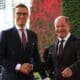 El canciller alemán Olaf Scholz (dcha.) recibe al presidente finlandés Alexander Stubb (izq.) frente a la Cancillería en Berlín, Alemania, el 22 de octubre de 2024. El presidente de Finlandia, Stubb, está de visita en Alemania. (Finlandia, Alemania) EFE/EPA/CLEMENS BILAN