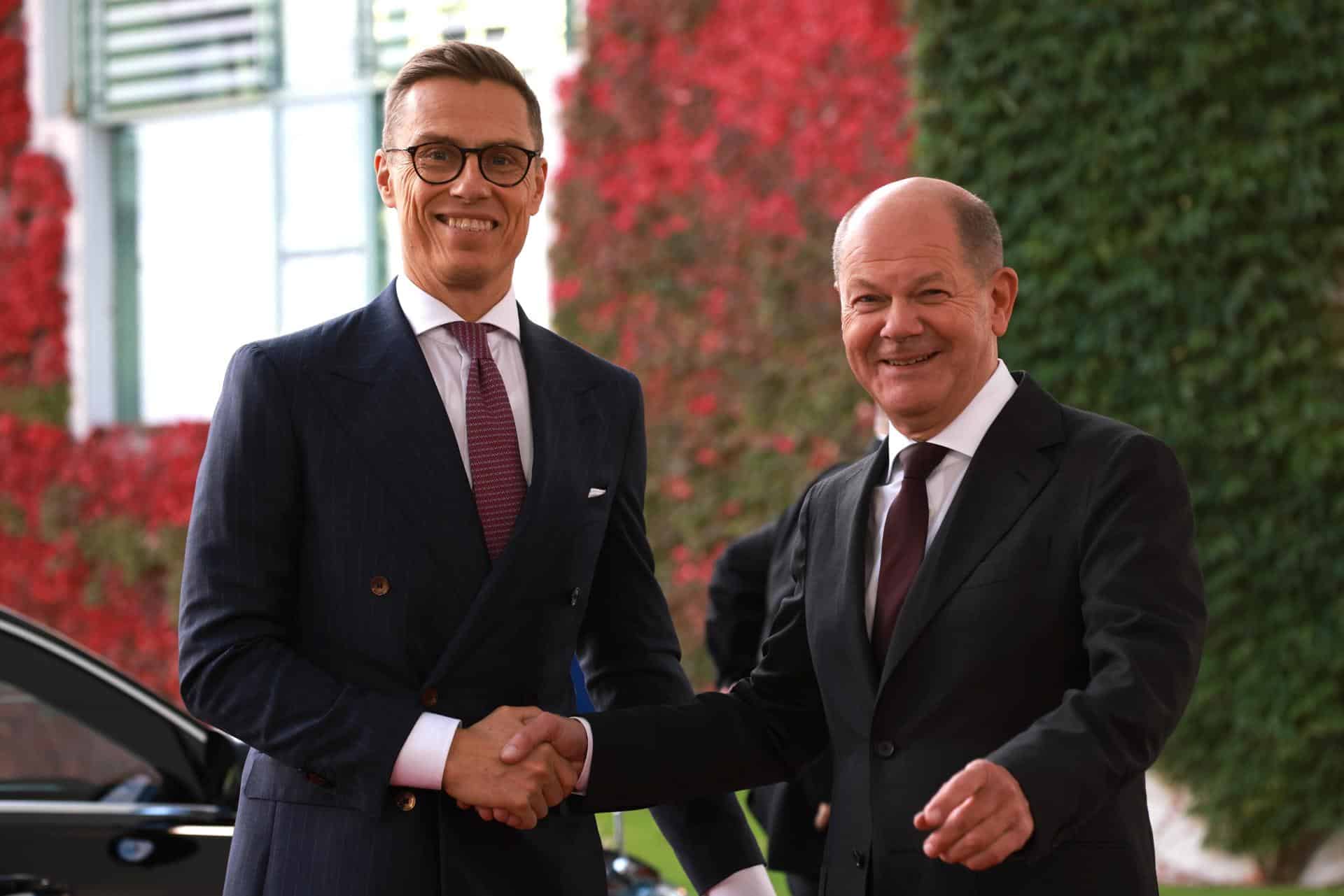 El canciller alemán Olaf Scholz (dcha.) recibe al presidente finlandés Alexander Stubb (izq.) frente a la Cancillería en Berlín, Alemania, el 22 de octubre de 2024. El presidente de Finlandia, Stubb, está de visita en Alemania. (Finlandia, Alemania) EFE/EPA/CLEMENS BILAN