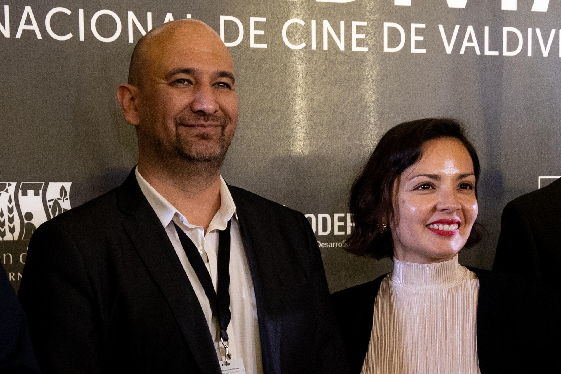 El director del Festival de Cine Internacional (FIC), Raúl Camargo, posa junto a la ministra de las Culturas, las Artes y el Patrimonio, Carolina Arredondo, este 14 de octubre de 2024, durante la inauguración del Festival de Cine Internacional en el Teatro Cervantes, en Valdivia (Chile). EFE/ Ailen Díaz