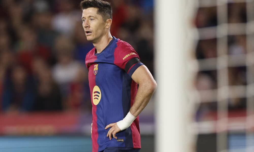 El delantero del Barcelona Robert Lewandowski, durante el partido de LaLiga que FC Barcelona y Sevilla FC disputaron en el estadio Lluis Companys. EFE/Alberto Estévez