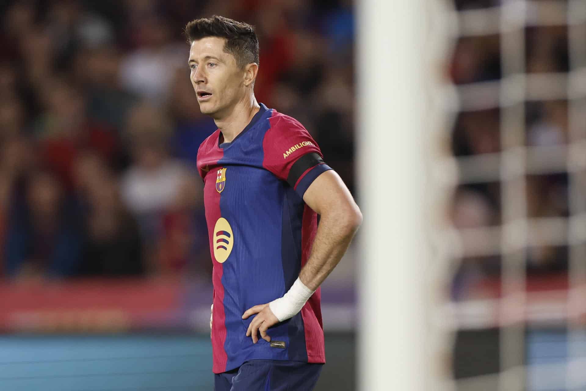 El delantero del Barcelona Robert Lewandowski, durante el partido de LaLiga que FC Barcelona y Sevilla FC disputaron en el estadio Lluis Companys. EFE/Alberto Estévez