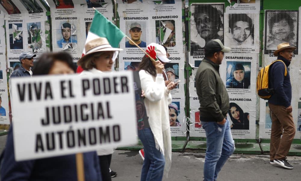 Imagen de archivo de personas de la oposición que protestan contra la reforma judicial en las principales avenidas de la Ciudad de México (México). EFE/ Bienvenido Velasco