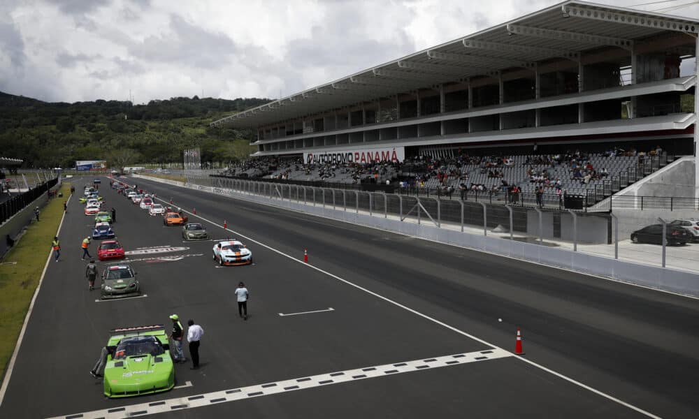 Fotografía de autos de carrera en el Autódromo de Panamá en Capira (Panamá). EFE/ Bienvenido Velasco