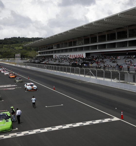 Fotografía de autos de carrera en el Autódromo de Panamá en Capira (Panamá). EFE/ Bienvenido Velasco