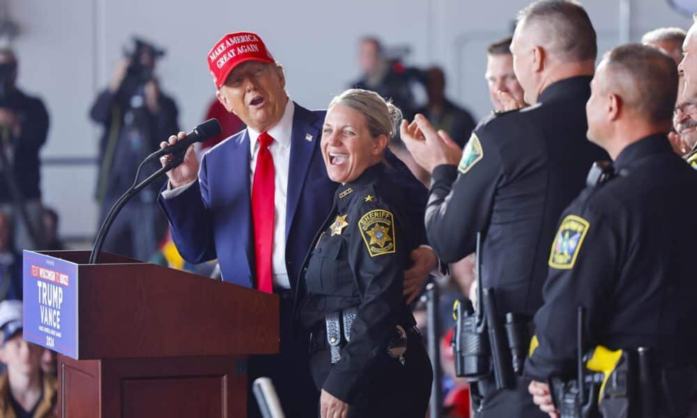 Agentes de policía que apoyan al expresidente y actual candidato presidencial republicano Donald Trump (izq.) son presentados en un mitin de campaña en Juneau, Wisconsin, EE.UU., el 6 de octubre de 2024. EFE/JEFFREY PHELPS