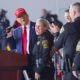 Agentes de policía que apoyan al expresidente y actual candidato presidencial republicano Donald Trump (izq.) son presentados en un mitin de campaña en Juneau, Wisconsin, EE.UU., el 6 de octubre de 2024. EFE/JEFFREY PHELPS