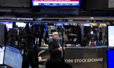 Fotografía de archivo de corredores de bolsa que trabajan mientras observan noticias en la Bolsa de Valores de Nueva York, en Nueva Yor (EE.UU.), el 18 de septiembre de 2024. EFE/EPA/Justin Lane