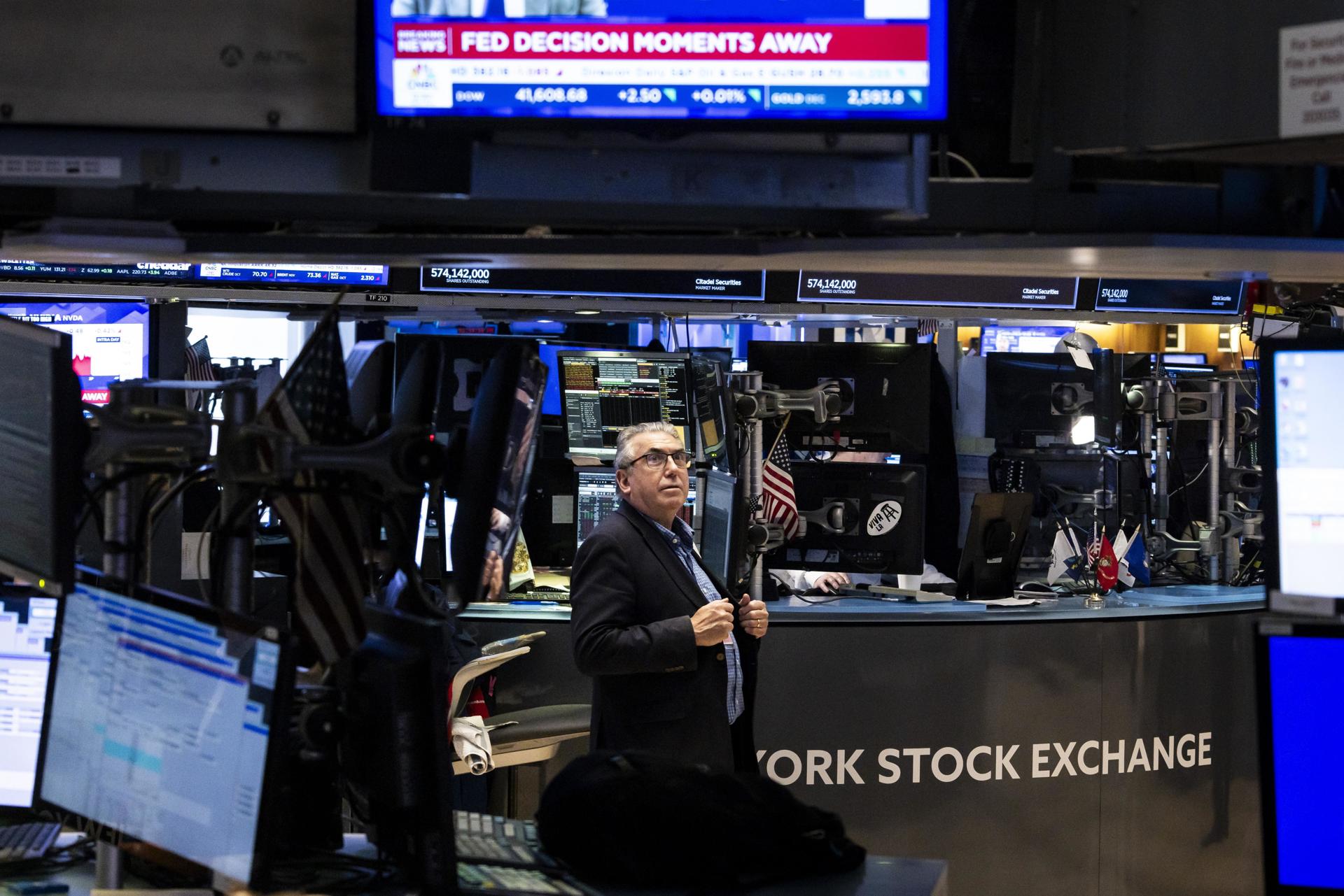 Fotografía de archivo de corredores de bolsa que trabajan mientras observan noticias en la Bolsa de Valores de Nueva York, en Nueva Yor (EE.UU.), el 18 de septiembre de 2024. EFE/EPA/Justin Lane