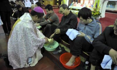 Un sacerdote católico chino en la ceremonia del lavado de pies durante la Pascua en una imagen de archivo. EFE/MARK