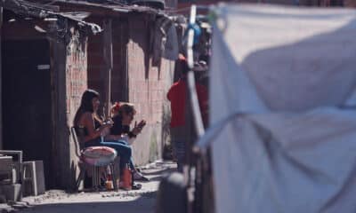 Fotografía de archivo de personas en situación de calle en un barrio marginal en la Ciudad de Buenos Aires (Argentina). EFE/Juan Ignacio Roncoroni