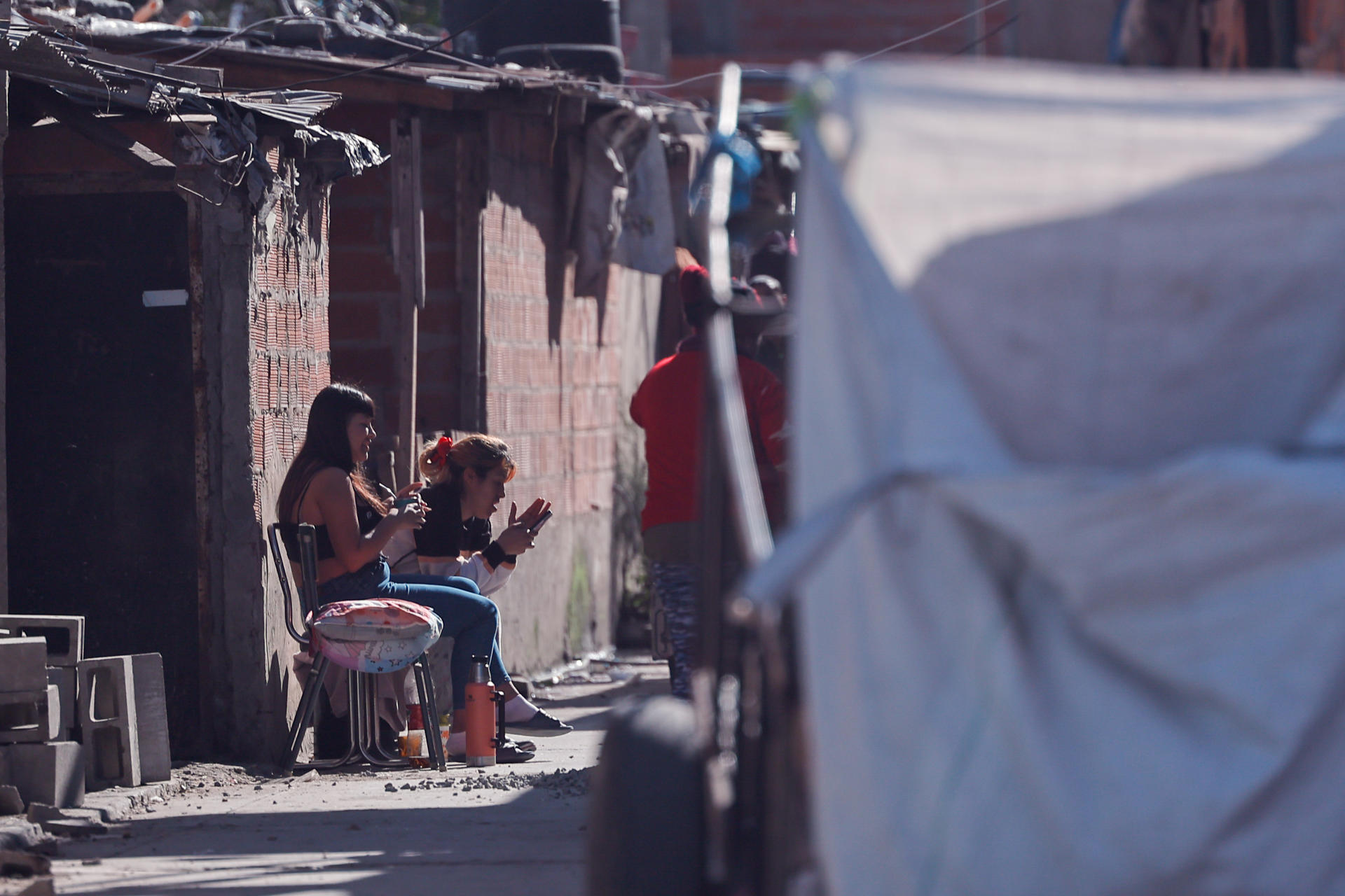 Fotografía de archivo de personas en situación de calle en un barrio marginal en la Ciudad de Buenos Aires (Argentina). EFE/Juan Ignacio Roncoroni