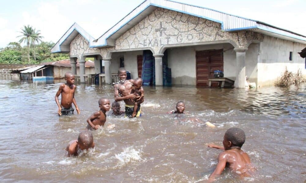 En la imagen de archivo, varios niños juegan en una calle inundada en Ughelli, en el delta del Níger, Nigeria. EFE/GEORGE ESIRII