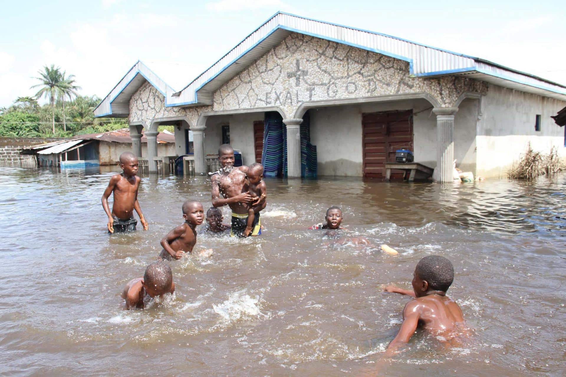 En la imagen de archivo, varios niños juegan en una calle inundada en Ughelli, en el delta del Níger, Nigeria. EFE/GEORGE ESIRII