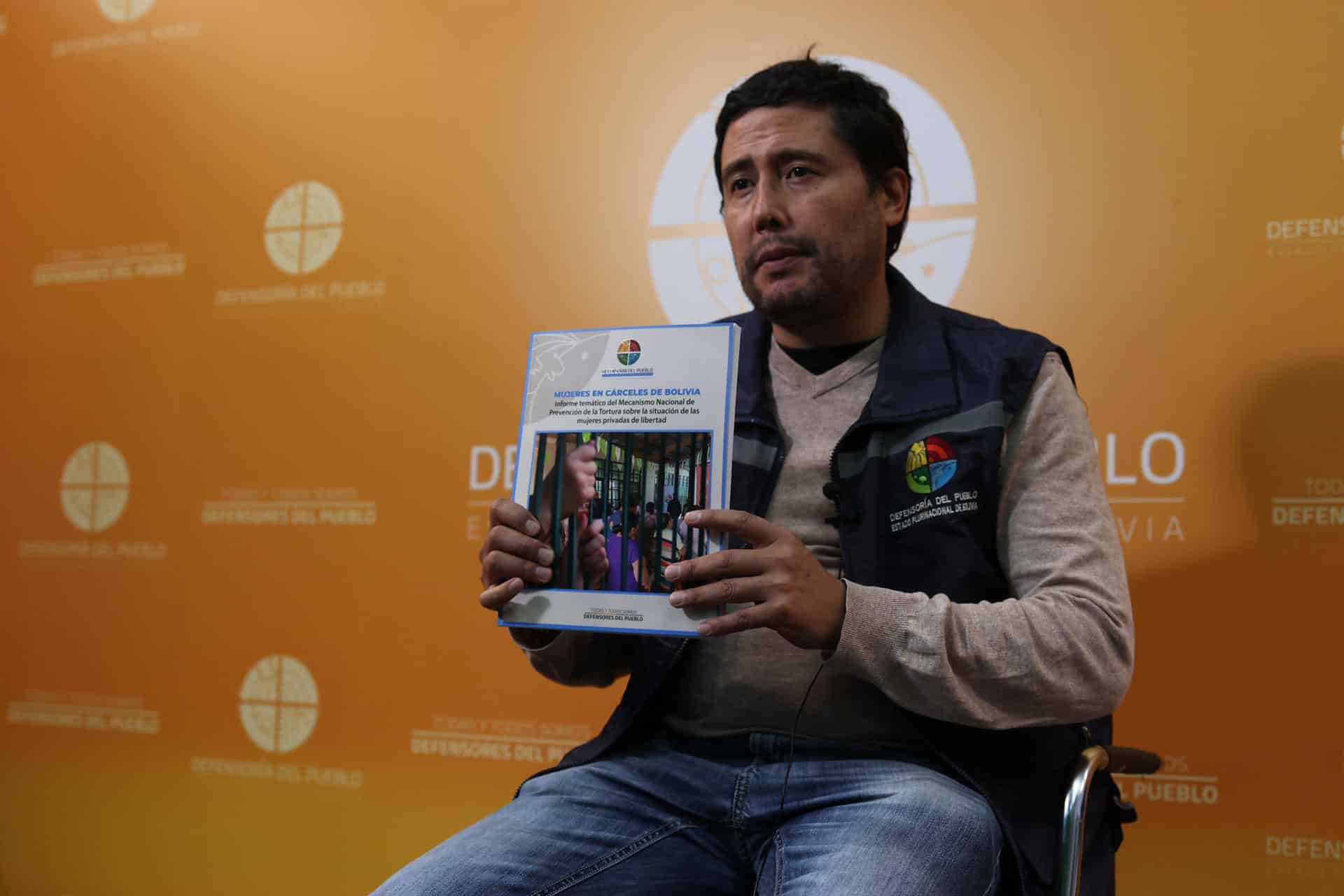 Fotografía del 1 de octubre de 2024 del coordinador del Mecanismo Nacional de Prevención de la Tortura de la Defensoría del Pueblo, Juan Ledezma, durante una entrevista con EFE en La Paz (Bolivia). EFE/ Luis Gandarillas