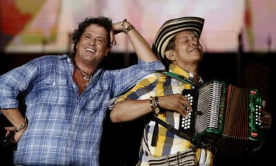 Fotografía de archivo del 2 de diciembre de 2015 que muestra al acordeonista colombiano Egidio Cuadrado (d) durante un concierto con Carlos Vives en el estadio Atanasio Girardot en Medellín (Colombia). EFE/ Luis Eduardo Noriega ARCHIVO