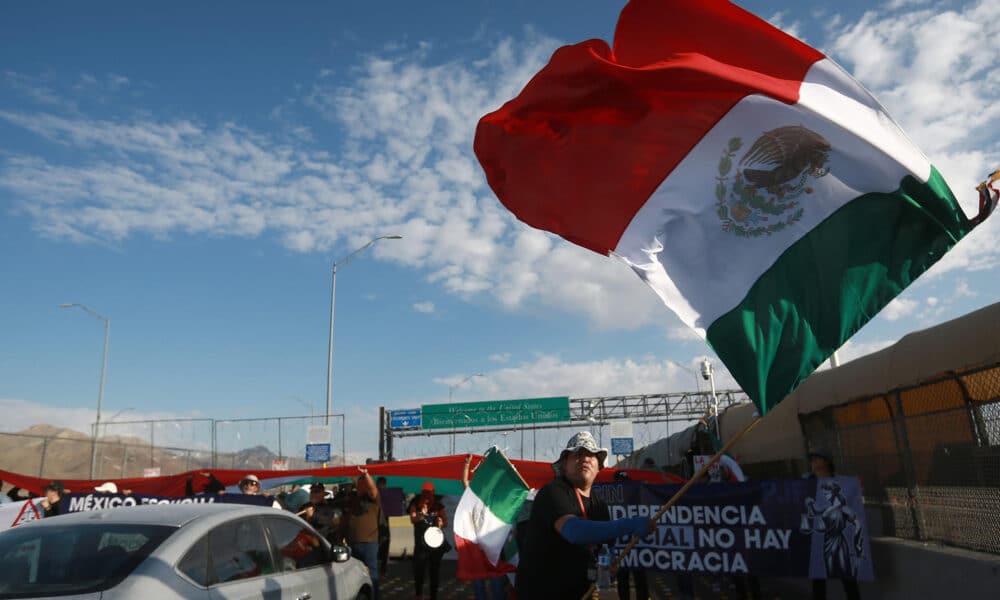 Personal del Poder Judicial de la Federación protesta contra la Reforma Judicial en el Puente Internacional Córdova de las Américas, este martes en Ciudad Juárez (México). EFE/Luis Torres