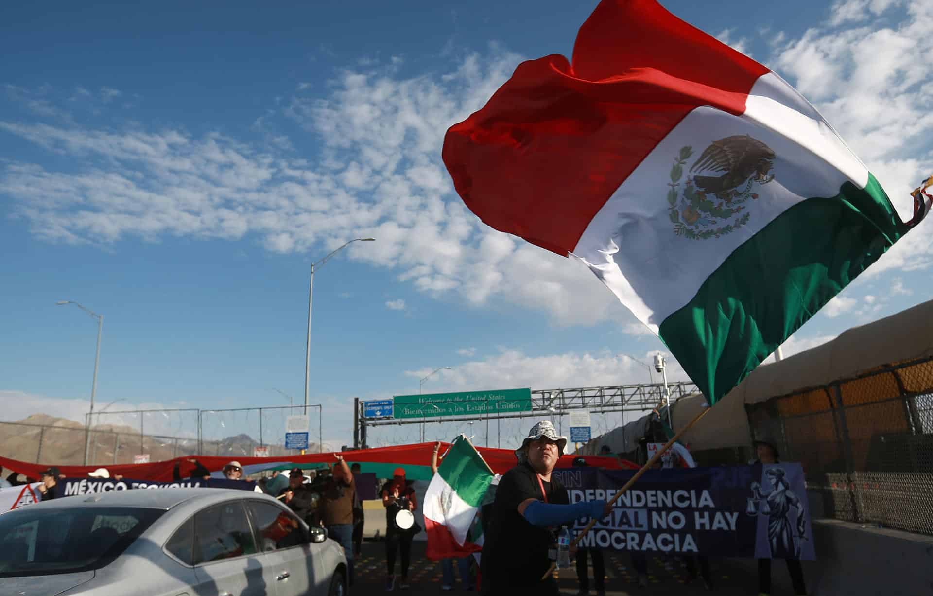 Personal del Poder Judicial de la Federación protesta contra la Reforma Judicial en el Puente Internacional Córdova de las Américas, este martes en Ciudad Juárez (México). EFE/Luis Torres