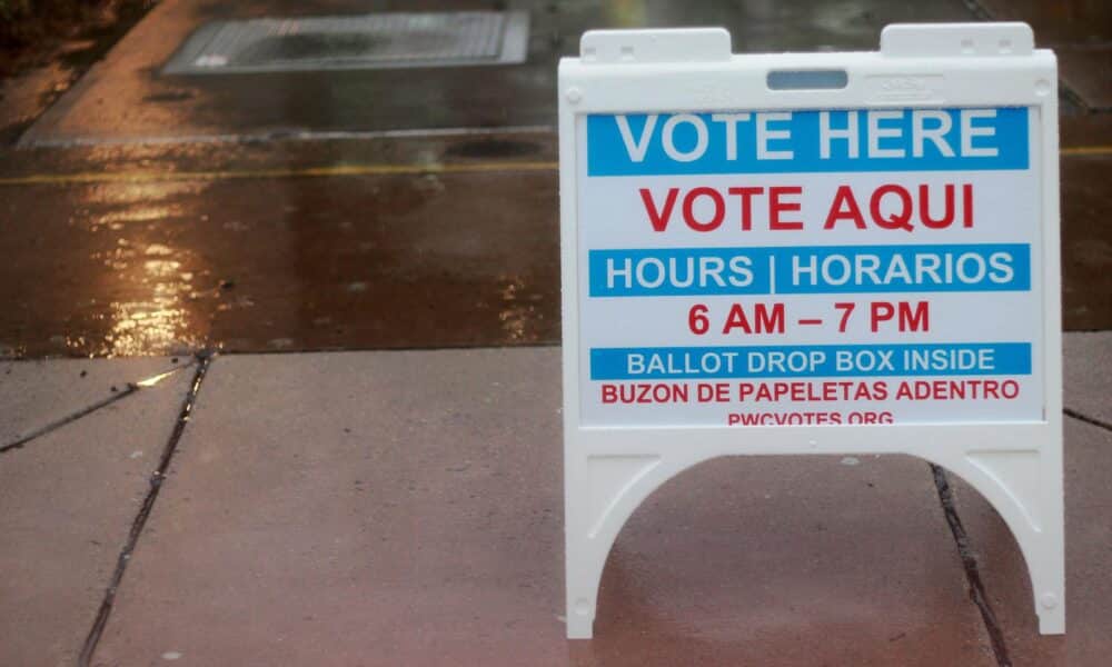 Fotografía de un cartel en inglés y español que indica un puesto de votación. Imagen de archivo.  EFE/Jorge Bañales