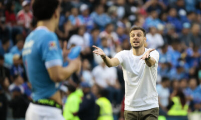 El entrenador de Cruz Azul Martín Anselmi dirige a su equipo durante un partido del Torneo Apertura del fútbol mexicano en el Estadio Ciudad de los Deportes en Ciudad de México (México). Archivo. EFE/José Méndez