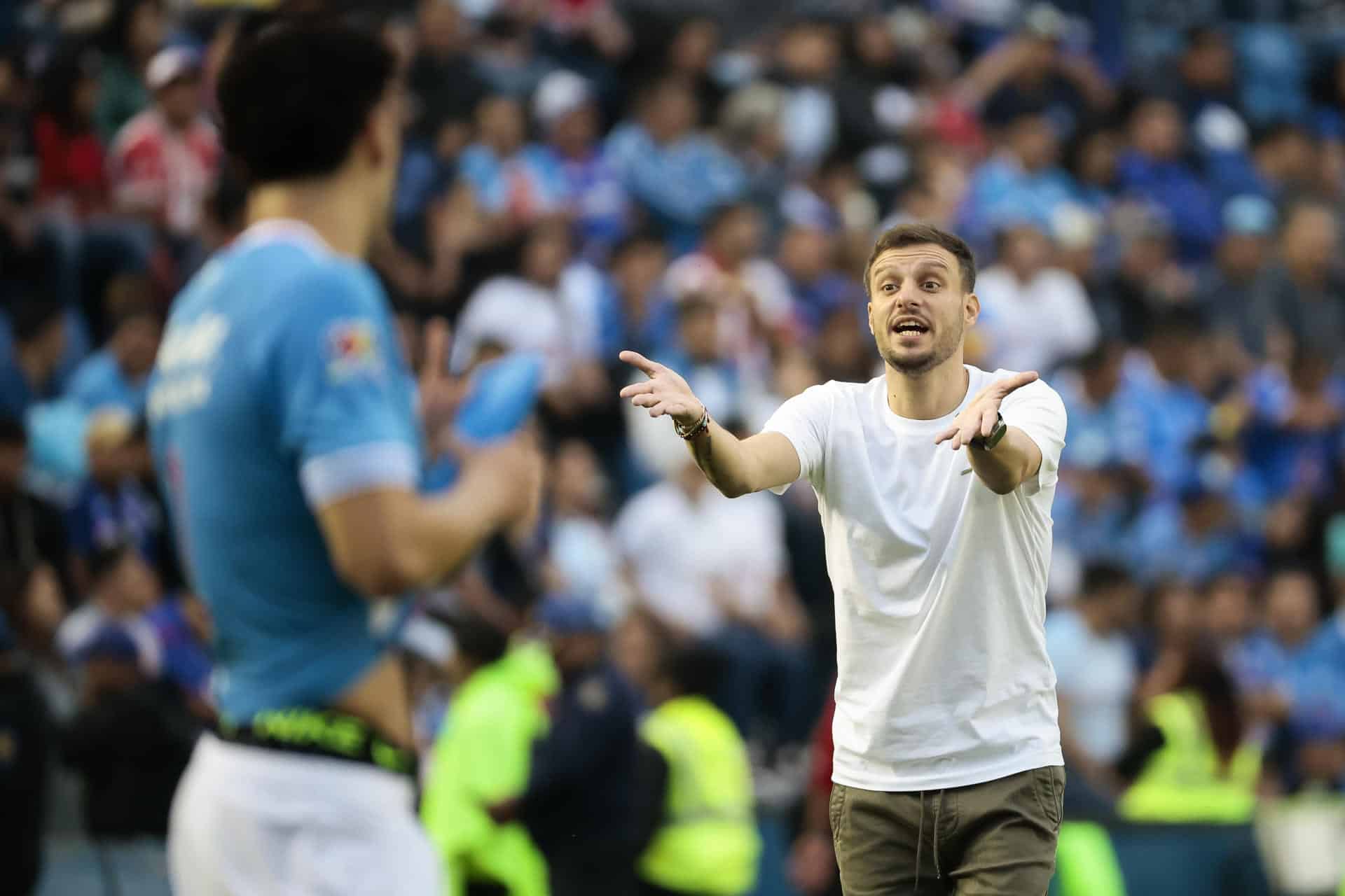 El entrenador de Cruz Azul Martín Anselmi dirige a su equipo durante un partido del Torneo Apertura del fútbol mexicano en el Estadio Ciudad de los Deportes en Ciudad de México (México). Archivo. EFE/José Méndez