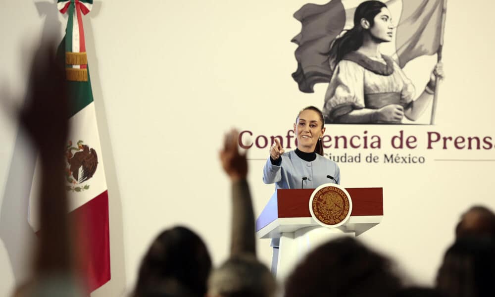 La presidenta de México, Claudia Sheinbaum, habla este jueves durante su conferencia de prensa matutina en Palacio Nacional de la Ciudad de México (México). EFE/José Méndez