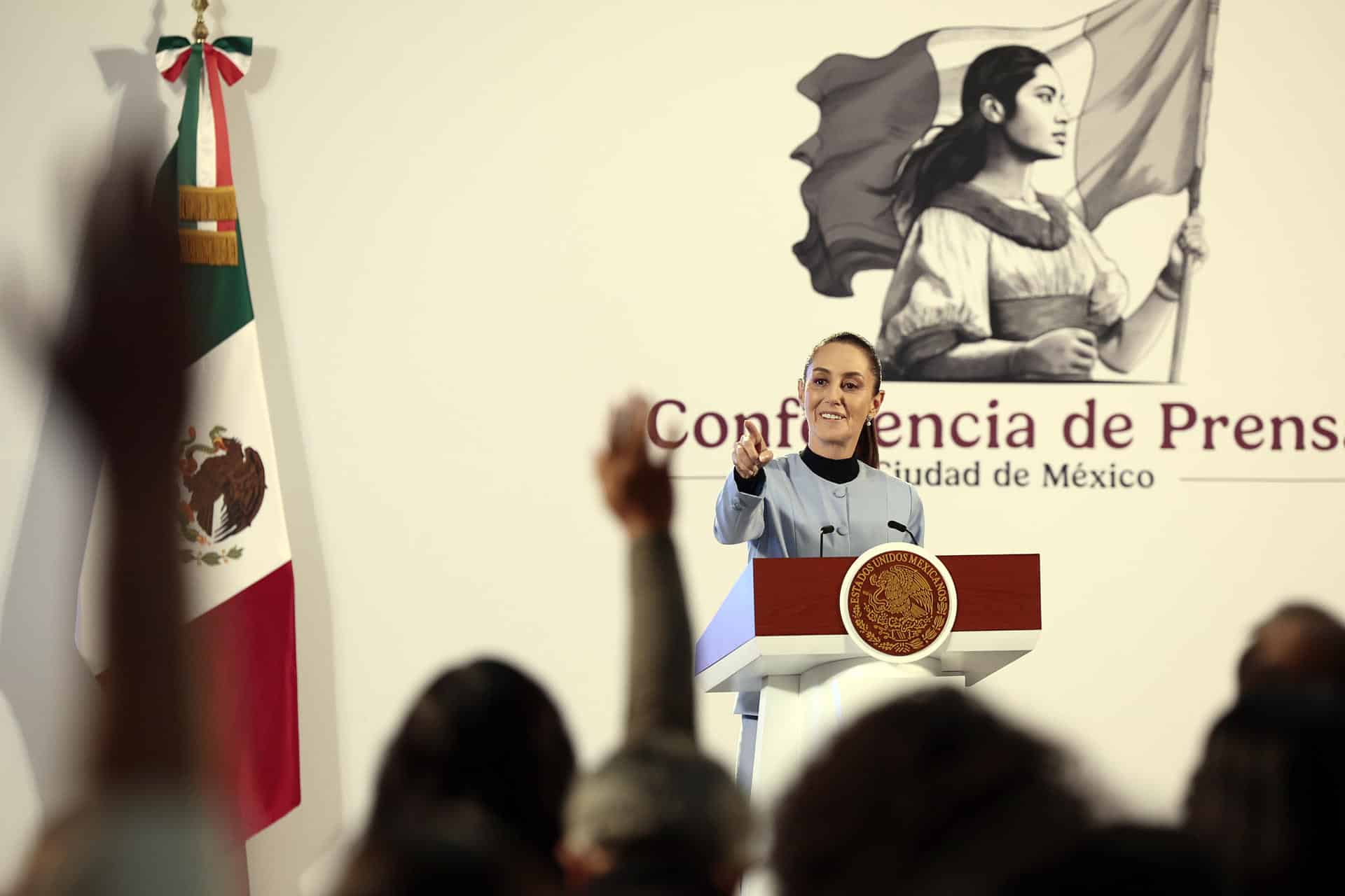 La presidenta de México, Claudia Sheinbaum, habla este jueves durante su conferencia de prensa matutina en Palacio Nacional de la Ciudad de México (México). EFE/José Méndez