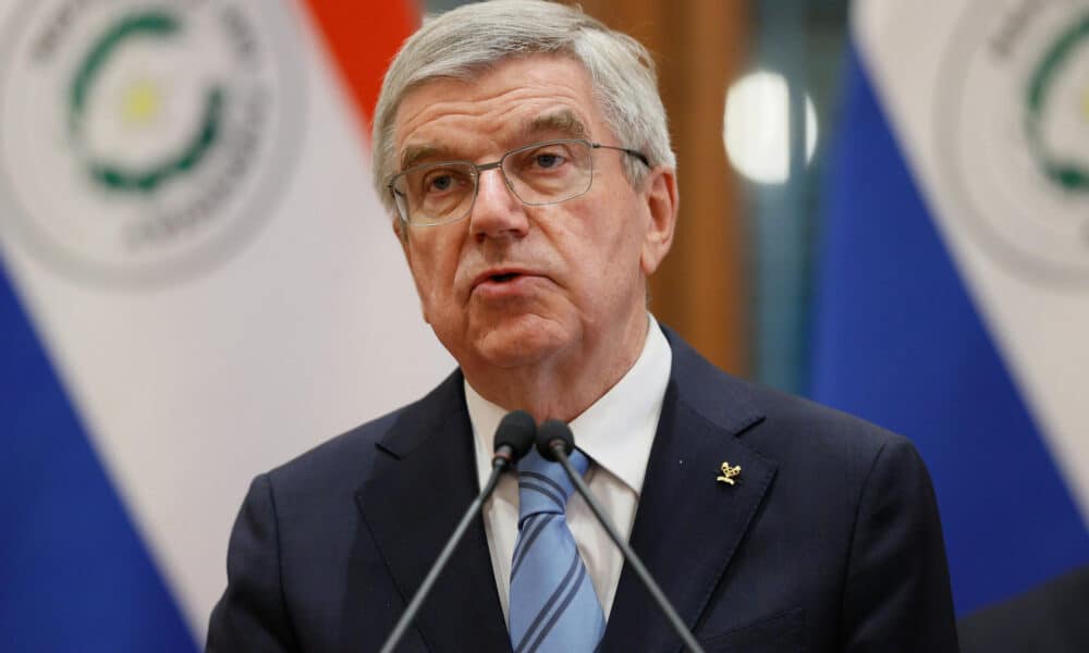 El presidente del Comité Olímpico Internacional (COI), Thomas Bach, explica este jueves en Asunción los resultados de su reunión privada con el presidente de Paraguay, Santiago Peña. EFE/ Juan Pablo Pino