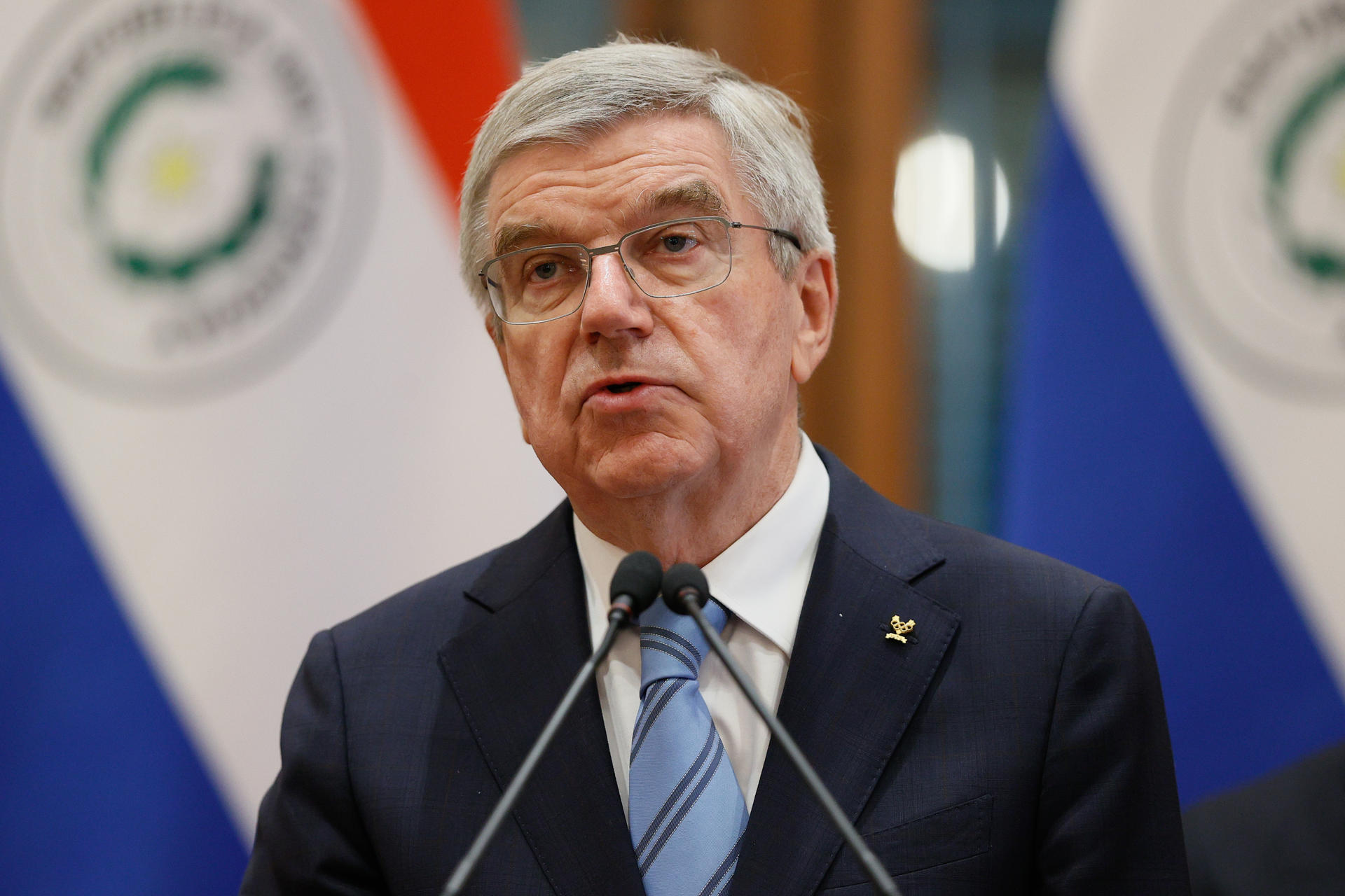 El presidente del Comité Olímpico Internacional (COI), Thomas Bach, explica este jueves en Asunción los resultados de su reunión privada con el presidente de Paraguay, Santiago Peña. EFE/ Juan Pablo Pino