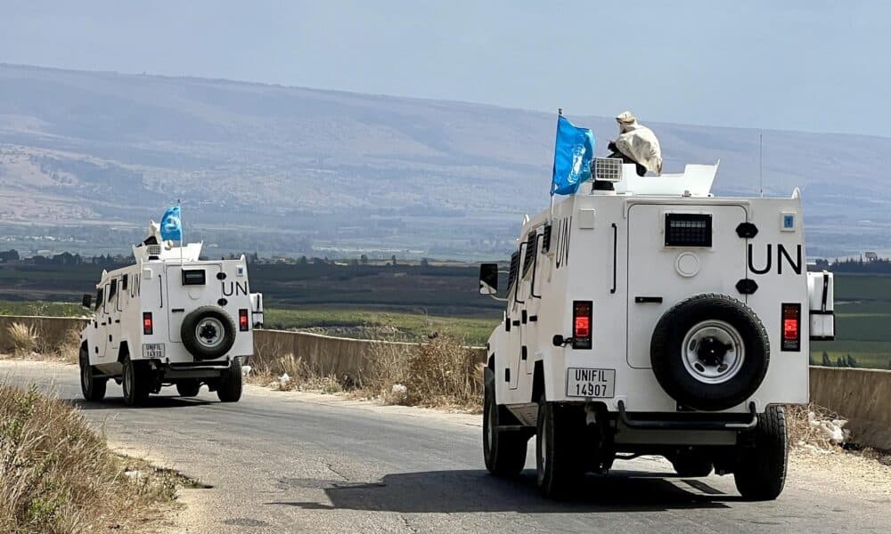 Fotografía de archivo de vehículos de la Fuerza Provisional de las Naciones Unidas para el Líbano (UNIFIL) que patrullan en la aldea de Wazzani, en el sur del Líbano, el 15 de septiembre de 2024. EFE/EPA/Str