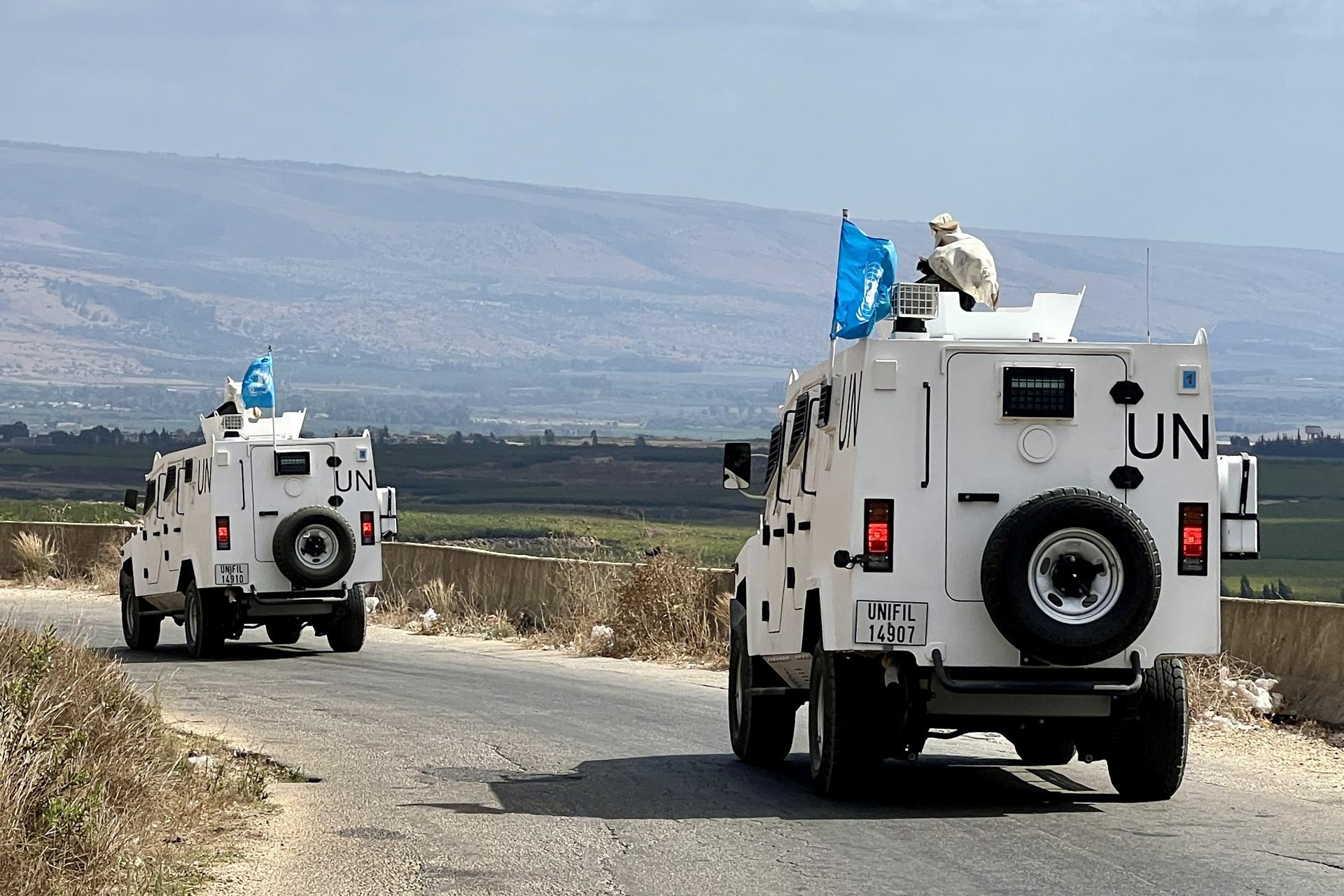 Fotografía de archivo de vehículos de la Fuerza Provisional de las Naciones Unidas para el Líbano (UNIFIL) que patrullan en la aldea de Wazzani, en el sur del Líbano, el 15 de septiembre de 2024. EFE/EPA/Str