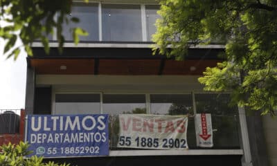 Fotografía de archivo donde se observan anuncios de ventas de departamentos y propiedades por inmobiliarias, en la Ciudad de México (México). EFE/ Isaac Esquivel