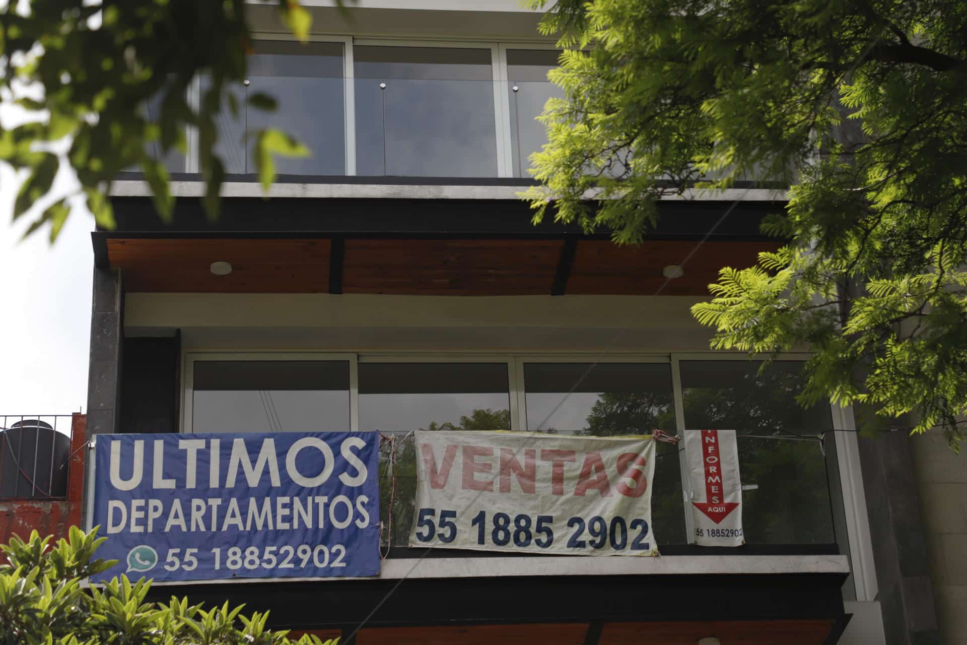 Fotografía de archivo donde se observan anuncios de ventas de departamentos y propiedades por inmobiliarias, en la Ciudad de México (México). EFE/ Isaac Esquivel