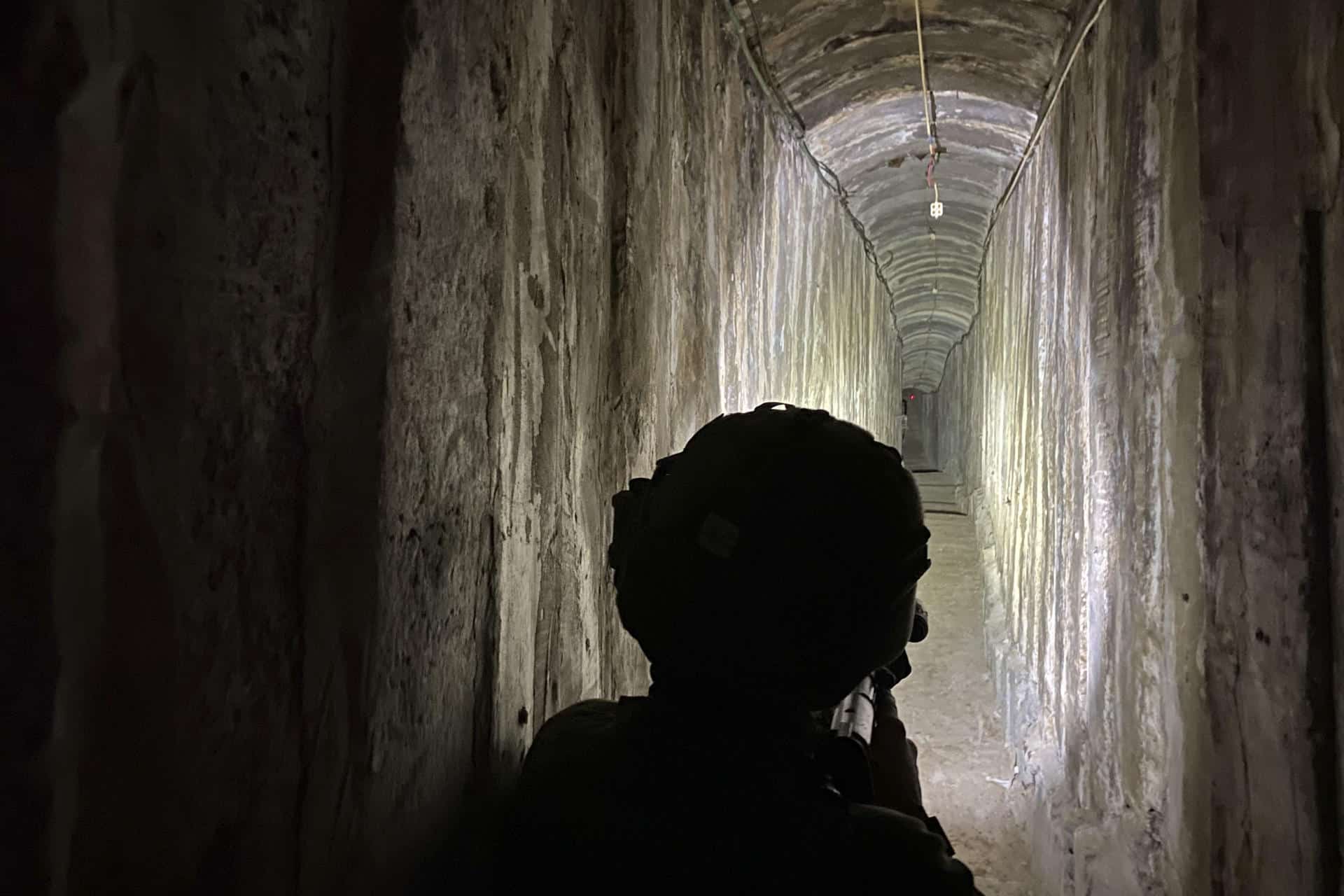 Foto archivo. Un soldado israelí en un acceso a túneles. EFE/ Pablo Duer