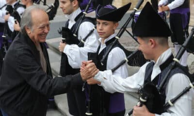 El cantautor catalán Joan Manuel Serrat es recibido a las puertas del Hotel de la Reconquista de Oviedo al son de las gaitas, tres días antes de recoger el Premio Princesa de Asturias de las Letras que se le ha concedido por su trayectoria artística y por ser un referente cívico al servicio de la tolerancia. EFE/ J.L. Cereijido