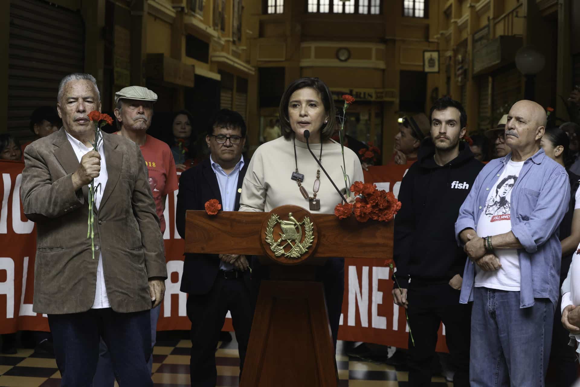 La vicepresidenta de Guatemala, Karin Herrera, habla durante un acto de rectificación de disculpas publicas por parte del Estado de Guatemala, por el asesinato del lider estudiantil Oliverio Castañeda de León, este domingo, en la ciudad de Guatemala (Guatemala). El Gobierno de Guatemala ratificó el pedido de perdón a la familia del líder estudiantil Oliverio Castañeda de León, asesinado a balazos en 1978 por miembros del Estado durante el conflicto armado interno (1960-1996) en el país centroamericano. EFE/ Mariano Macz.