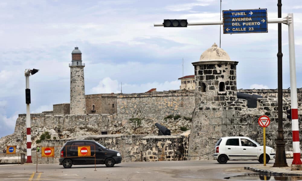 Fotografía que muestra un semáforo sin funcionar por la falta de electricidad este 18 de octubre de 2024, en La Habana (Cuba). EFE/ Ernesto Mastrascusa