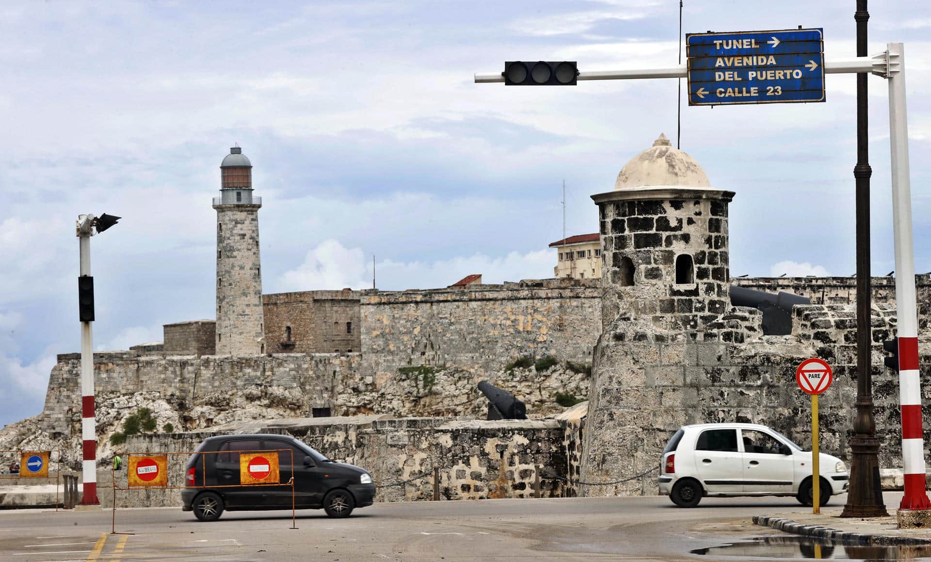 Fotografía que muestra un semáforo sin funcionar por la falta de electricidad este 18 de octubre de 2024, en La Habana (Cuba). EFE/ Ernesto Mastrascusa