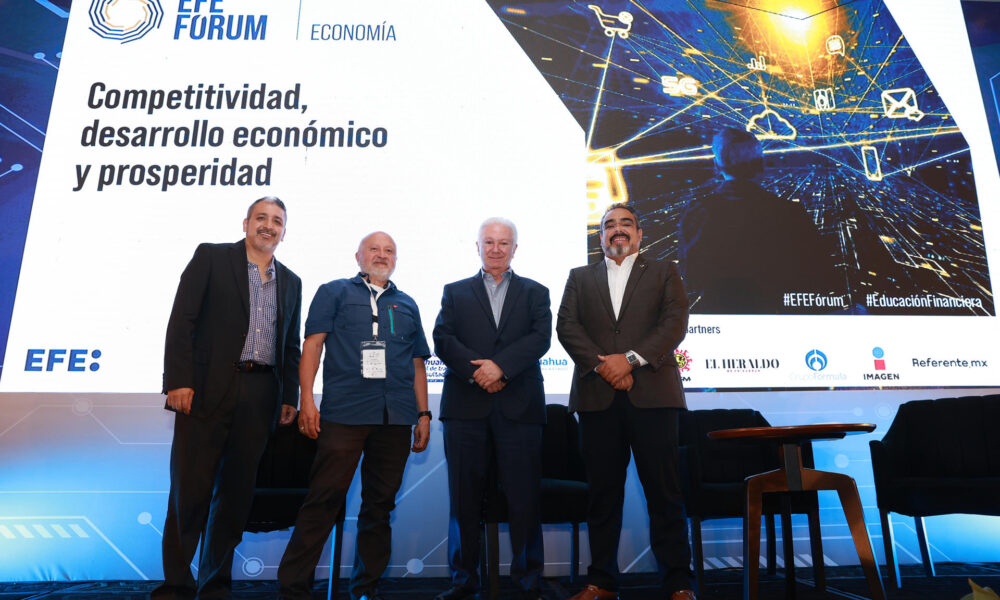 De izquierda a derecha el moderador Juan Carlos Guerrero, el presidente y CEO de Neubloc, Armando Viteri, el presidente de Chihuahua Futura, Sergio Mendoza y el líder del programa de la Cultura Transformadora y rector de la universidad Tec Milenio, Homero Gutiérrez, posan durante la conferencia 'Retos y Oportunidades de la IA para Chihuahua', en el foro Competitividad desarrollo económico y Prosperidad, celebrado en Chihuahua (México). EFE/Alex Cruz