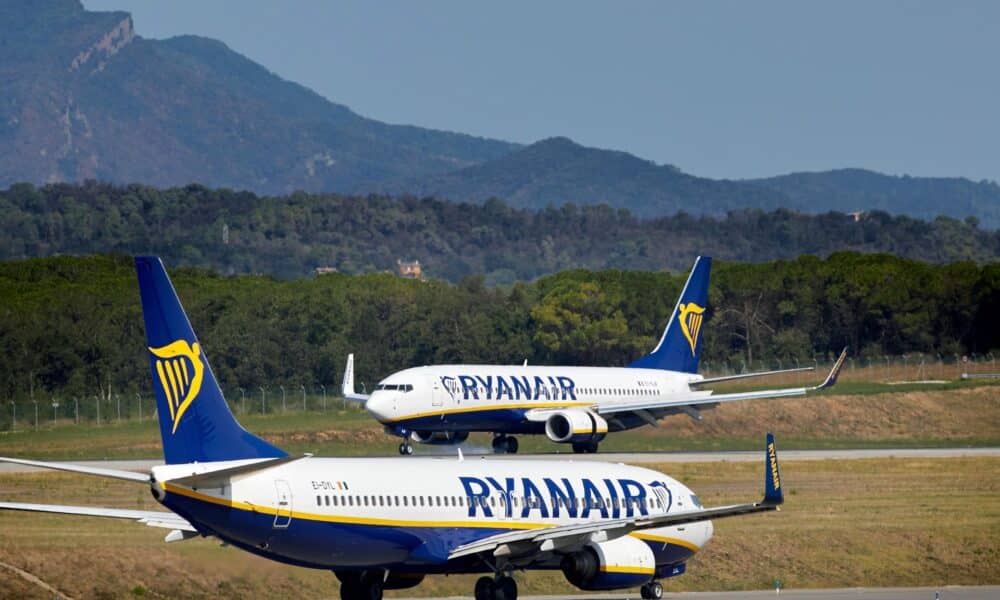 Imagen de archivo de dos aviones de la compañía aérea Ryanair en un aeropuerto. EFE/David Borrat.