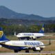 Imagen de archivo de dos aviones de la compañía aérea Ryanair en un aeropuerto. EFE/David Borrat.