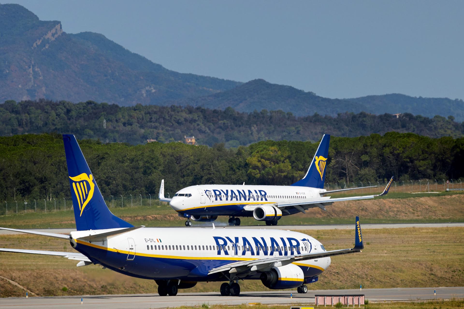 Imagen de archivo de dos aviones de la compañía aérea Ryanair en un aeropuerto. EFE/David Borrat.