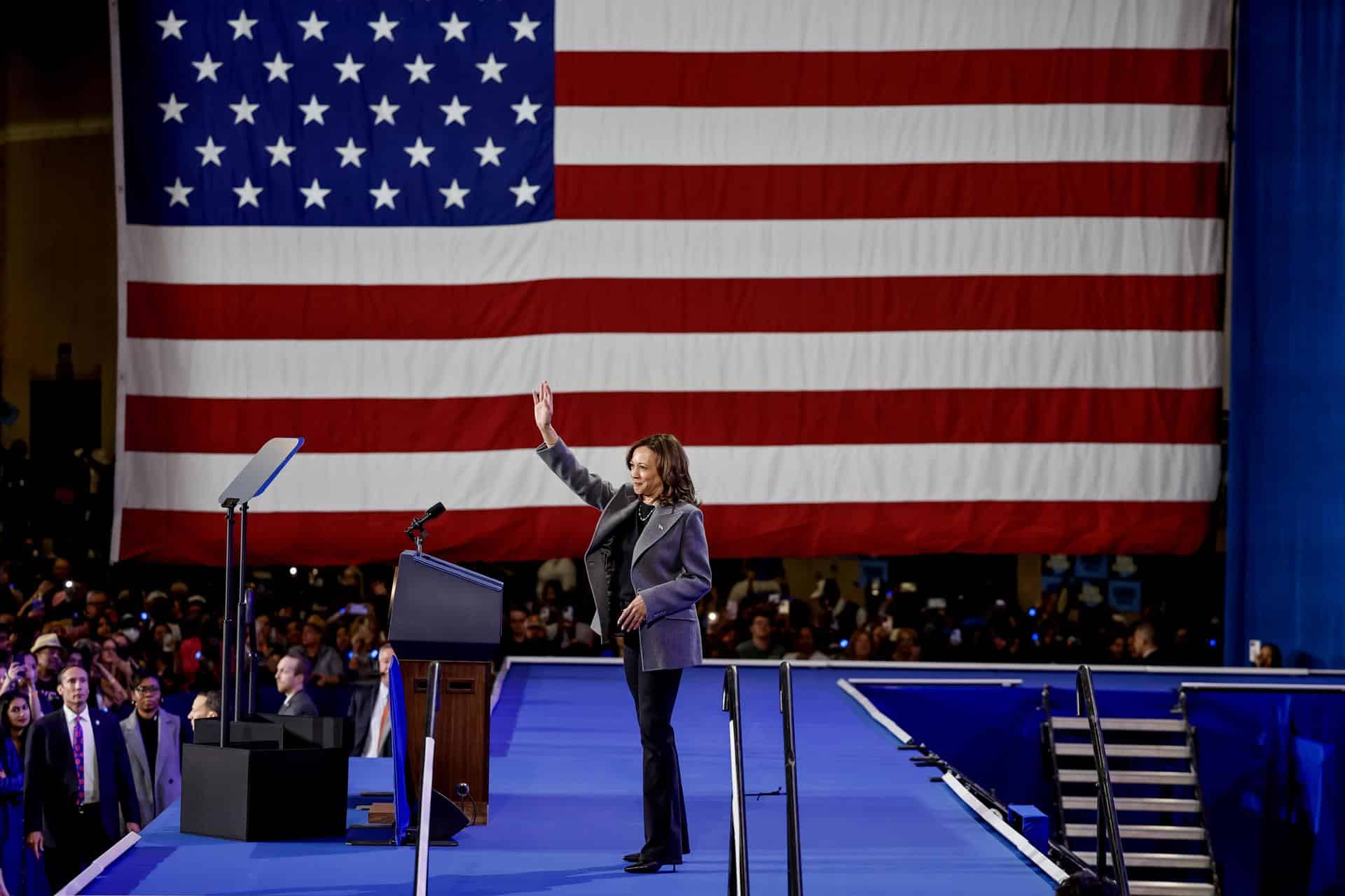 La vicepresidenta estadounidense y candidata presidencial demócrata, Kamala Harris, participa en un mitin de campaña en el Anfiteatro Lakewood en Atlanta, Georgia, EE.UU., el 19 de octubre de 2024. EFE/ERIK S. MENOR